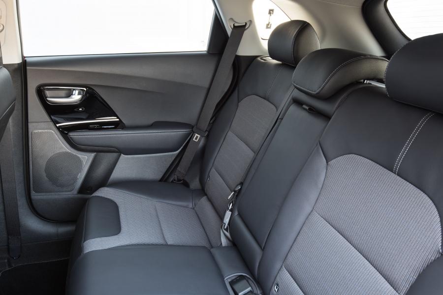 Интерьер Kia Niro 2016 года  (UK) (фото 15 из 31)